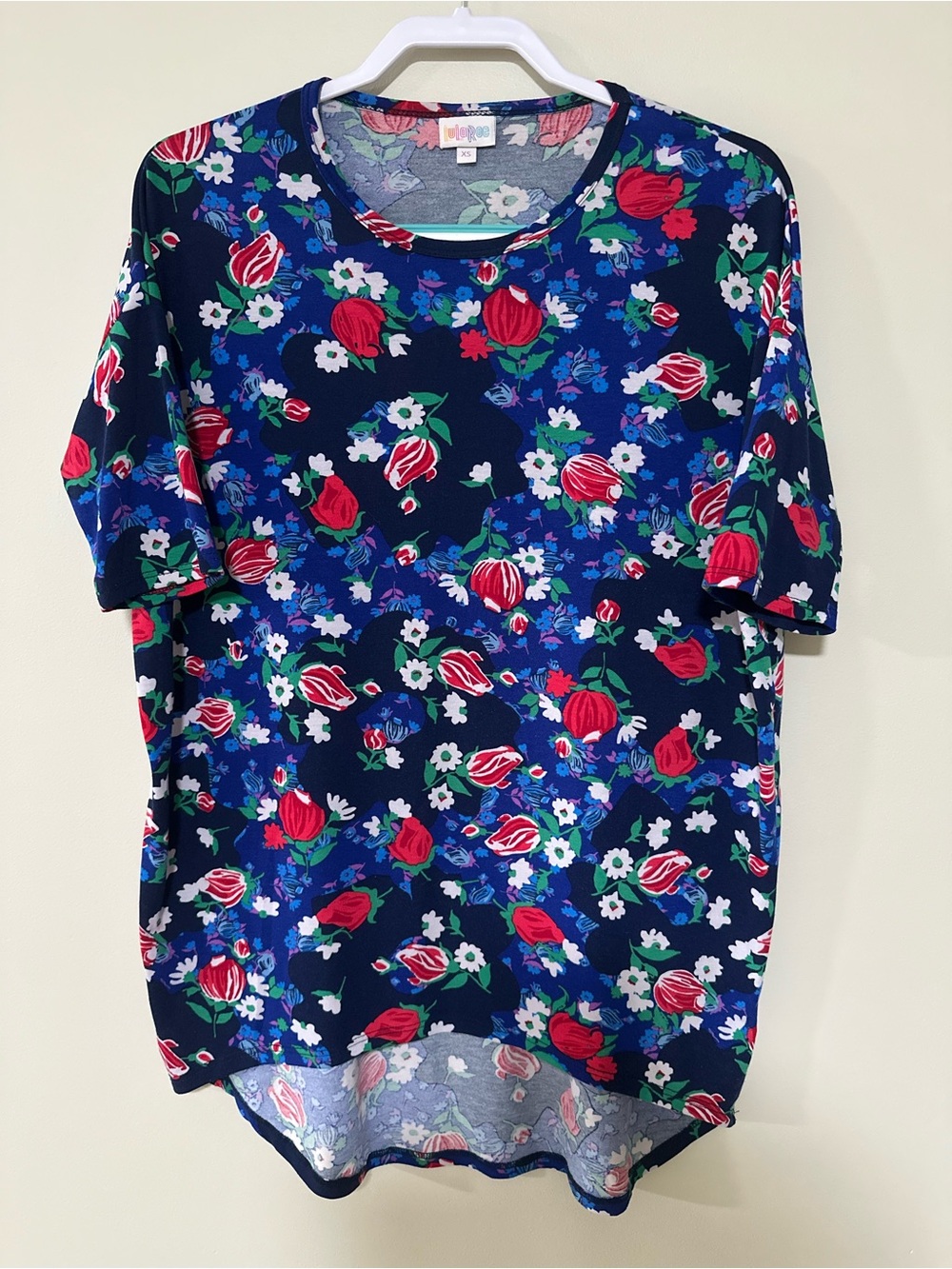 LuLaRoe size XL Navy Floral Short Sleeve Tee with Red & Blue Blooms